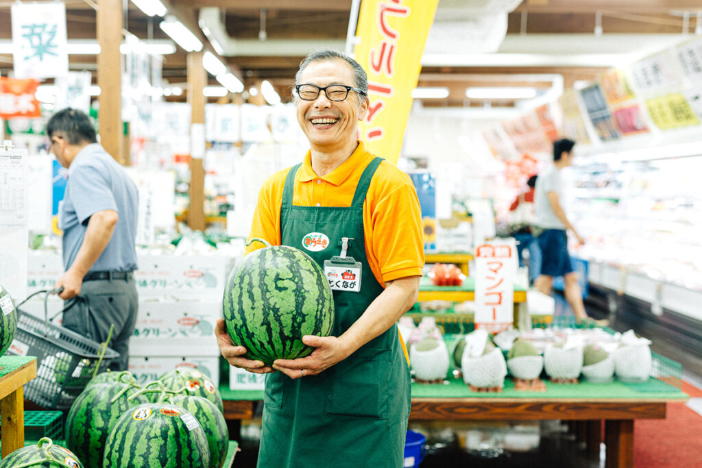 道の駅でスイカを販売する中年男性