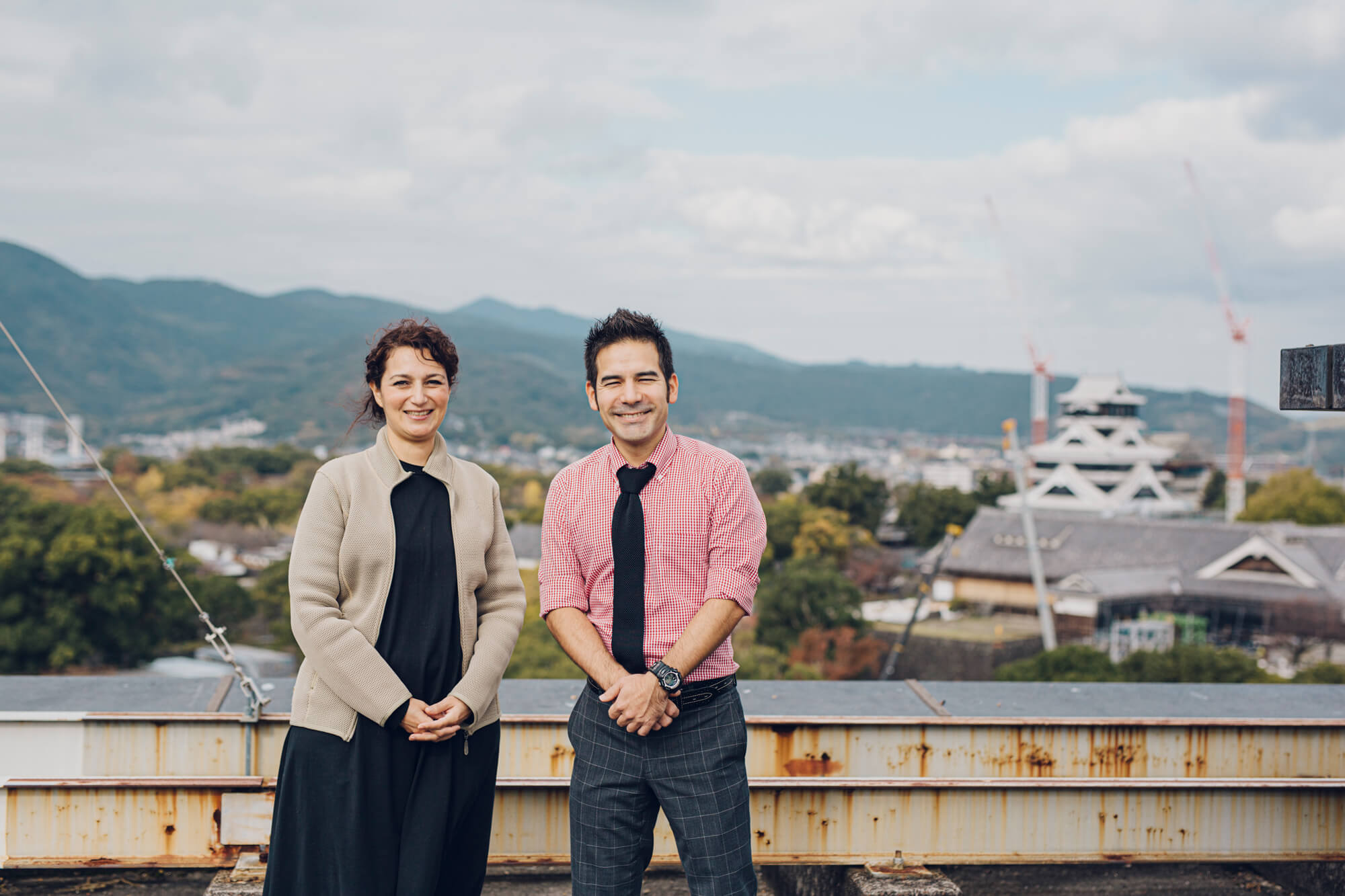 熊本城を背景に写る男女