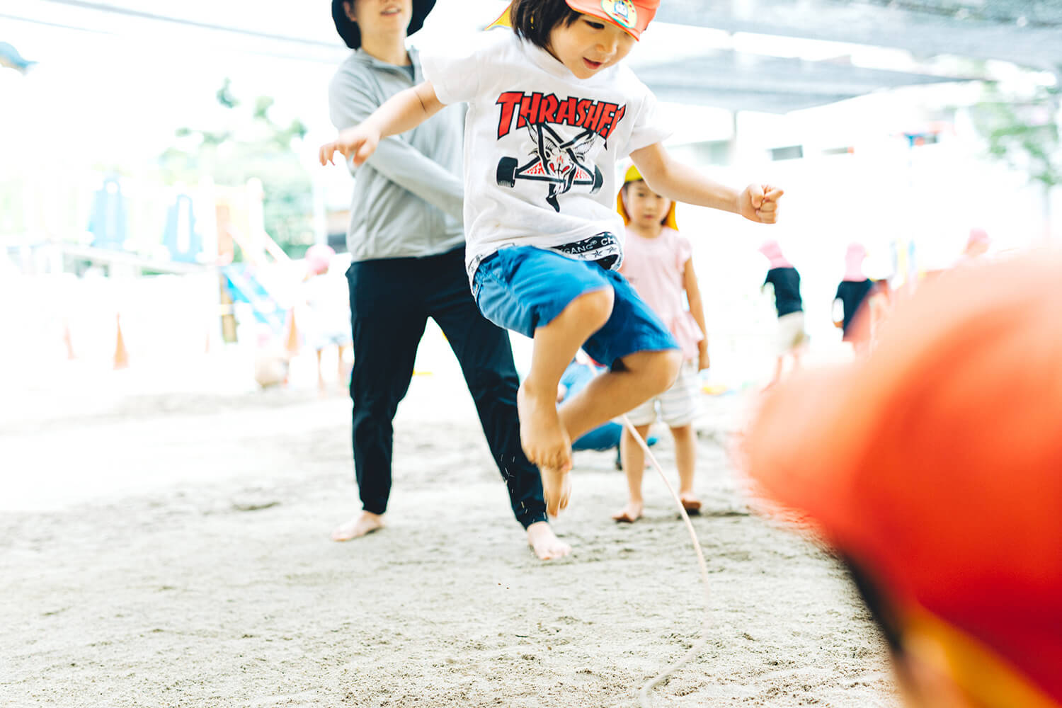 縄跳びする園児