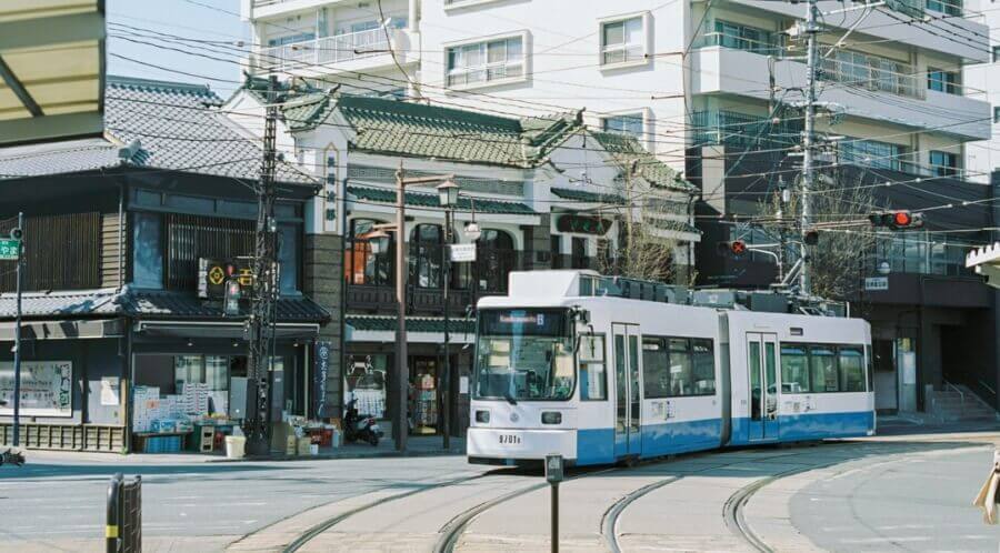 路面電車と熊本の町並みイメージ