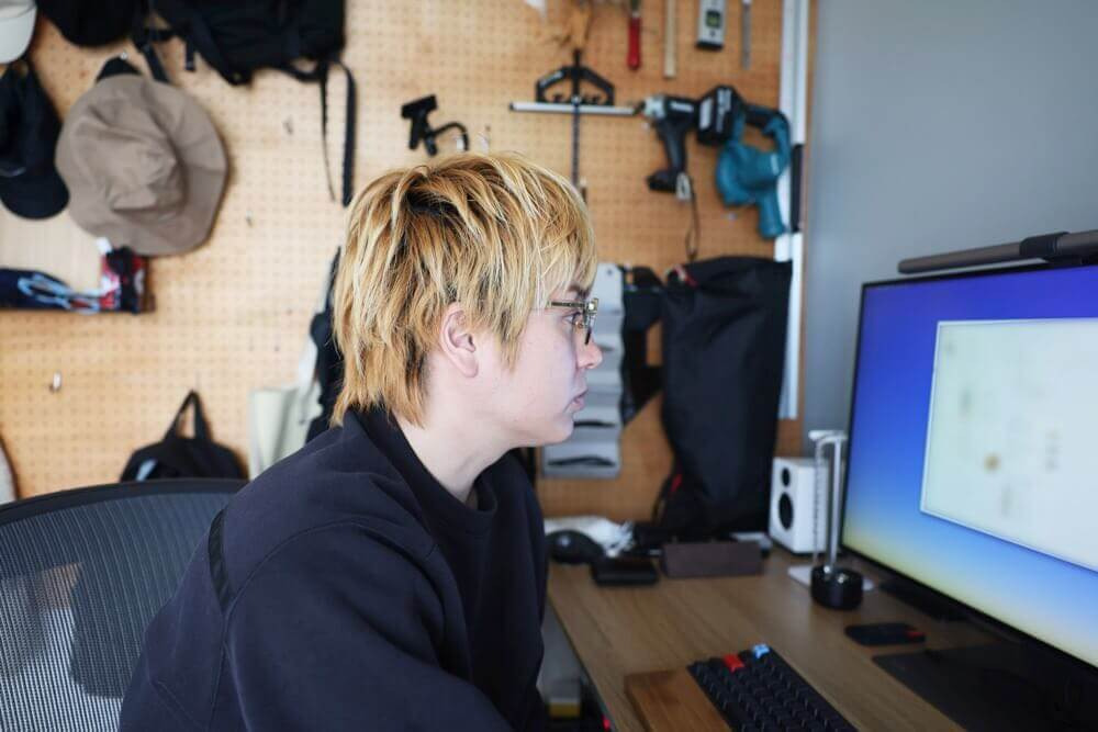 デスクワーク中のけんさむさん