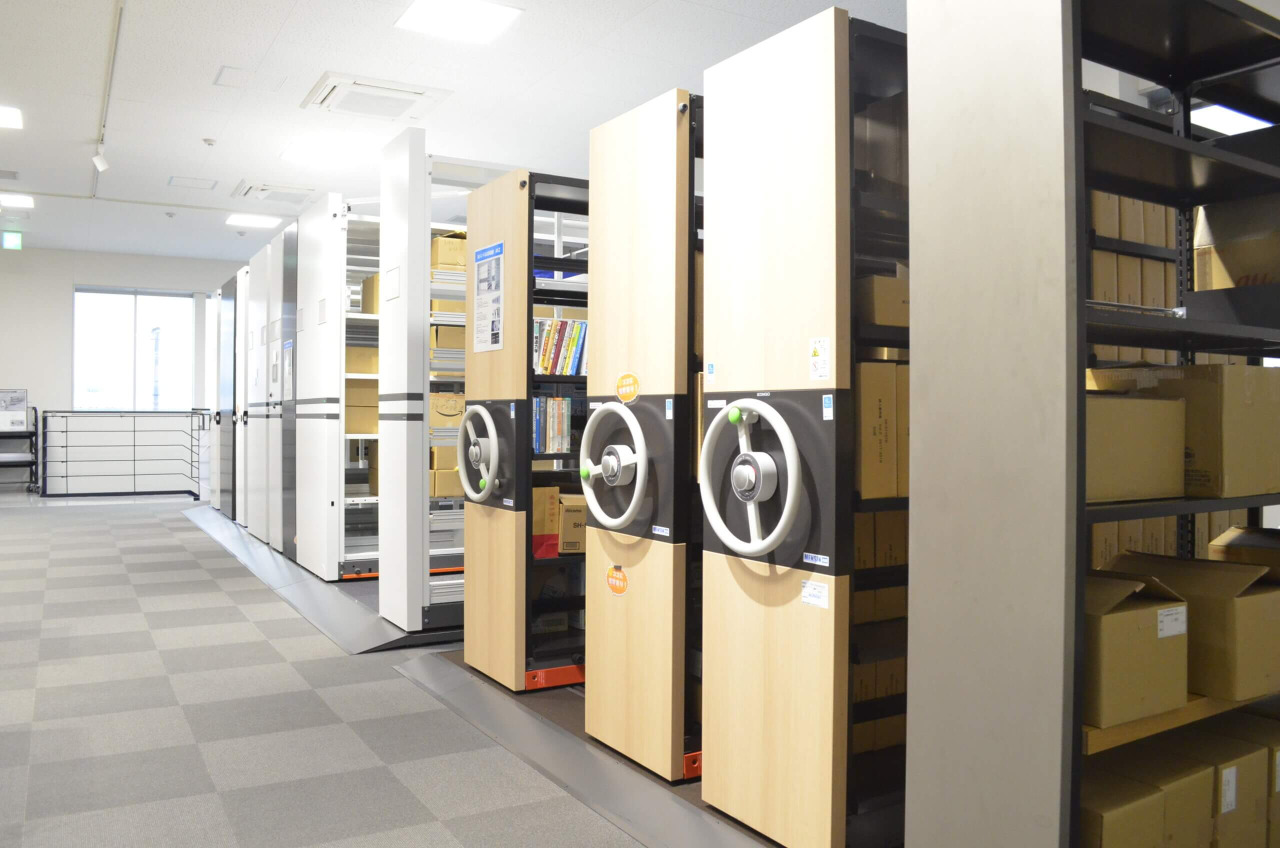 金剛株式会社製の移動棚