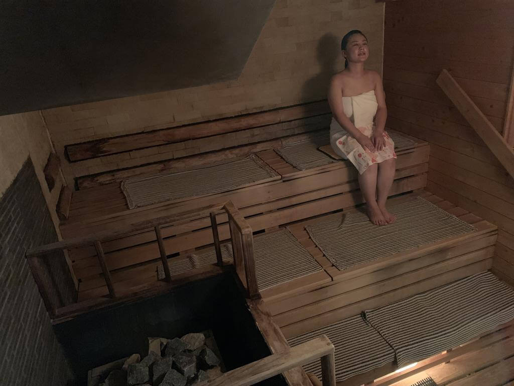 「上に行けば行くほど熱いんです」と迷わず一番上に座る樫山さん。(撮影スタッフは悲鳴を上げていました)