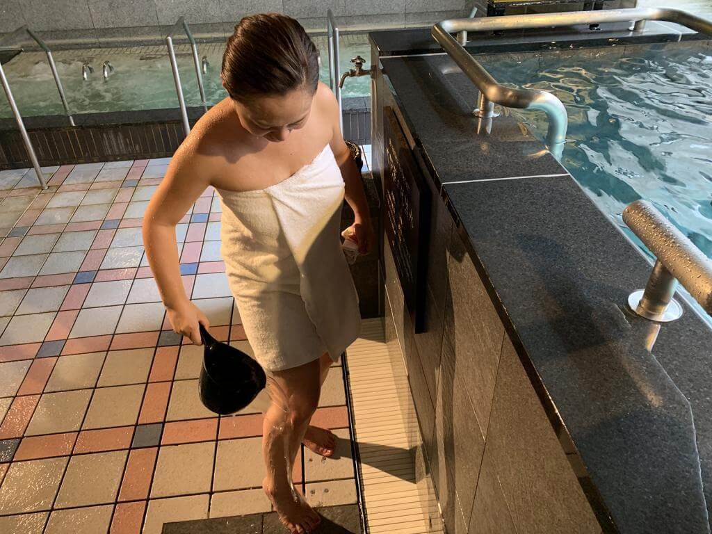 温泉ソムリエが伝えている「かけ湯」の要領。温泉とサウナ、通じるものがあります。