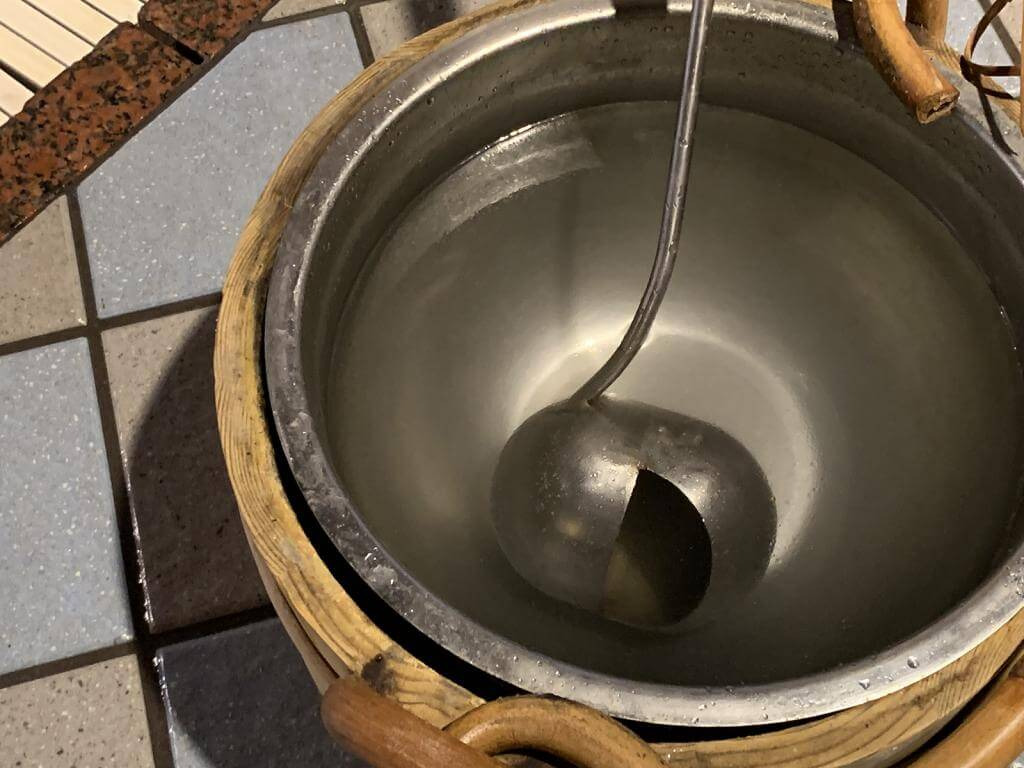 ロウリュウに使うアロマオイルが入った水。この日はグレープフルーツでした。