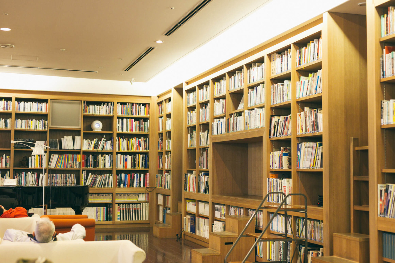 マリーナ・アブラモヴィッチ《Library For Human Use》2002年