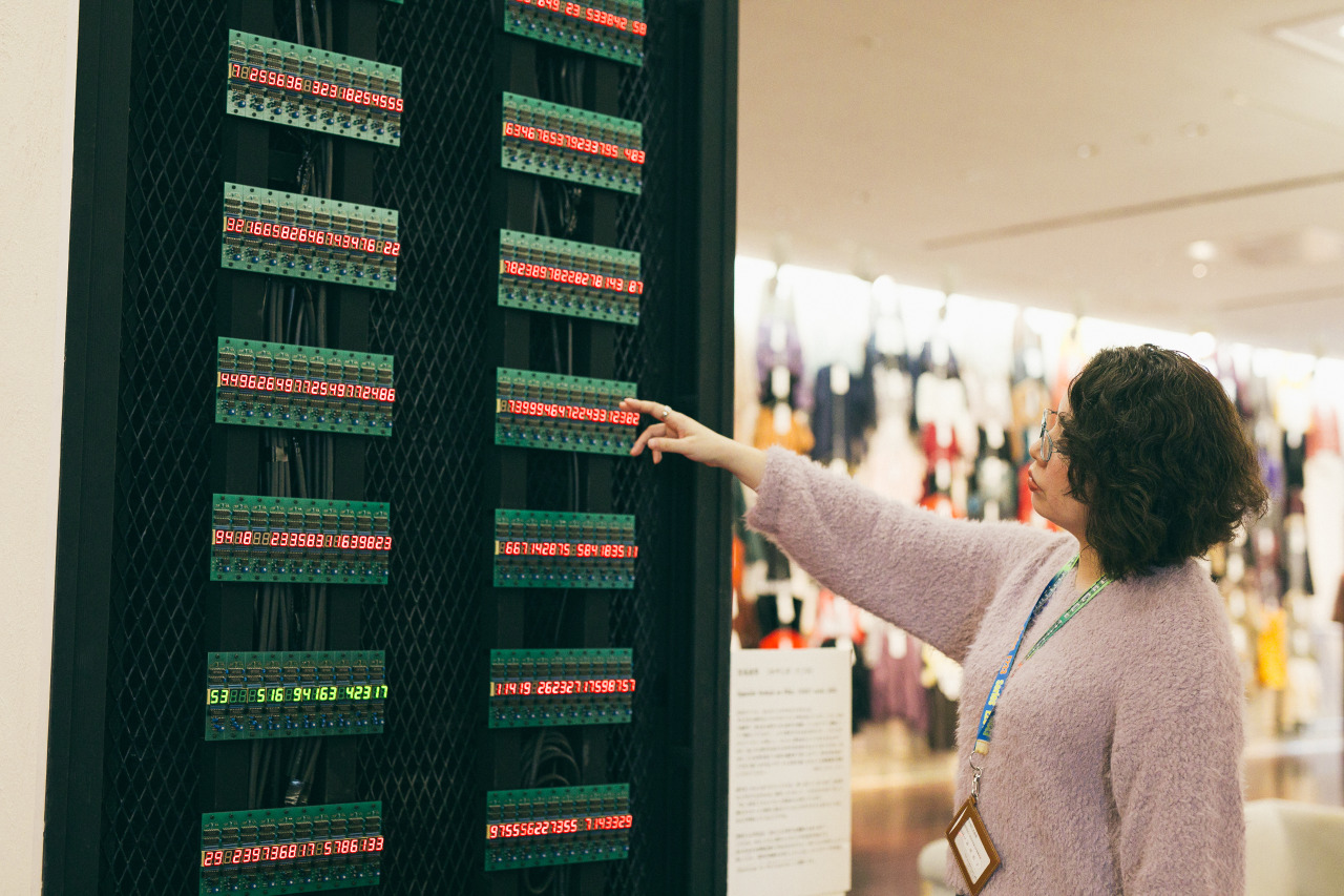 宮島達男《Opposite Vartical on Pillar-233651 series-》2002年